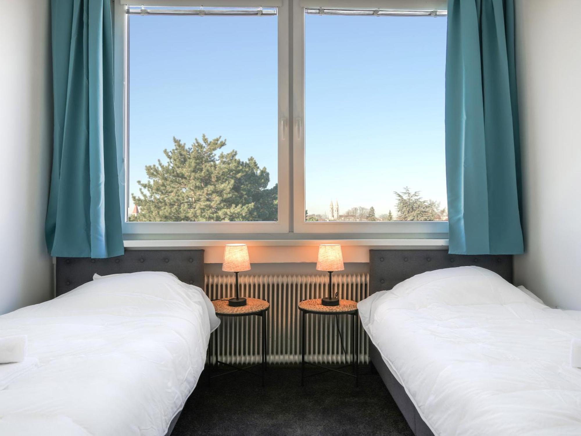 Spacious Apartments With View & Free Parking Bécsújhely Kültér fotó